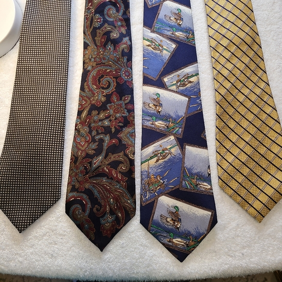 Lot of 4, Men's Designer Ties. - Picture 2 of 7